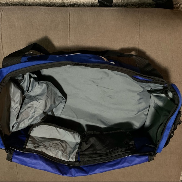 Blue Nike duffel bag / gym bag with shoulder strap. New with tags. - Picture 3 of 4